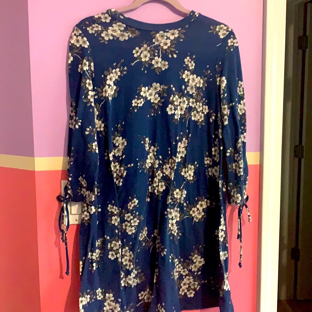 Gorgeous floral dress with tie on sleeves